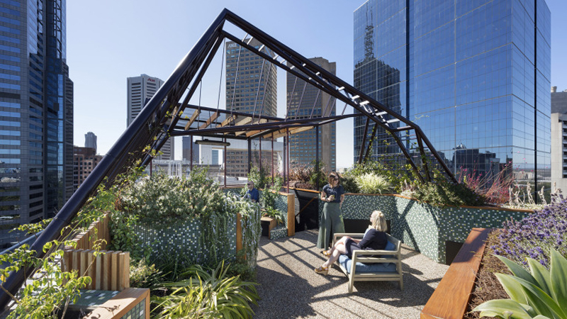 最新樓頂花園設計與展示，綠意盎然，繁花似錦的空中花園體驗