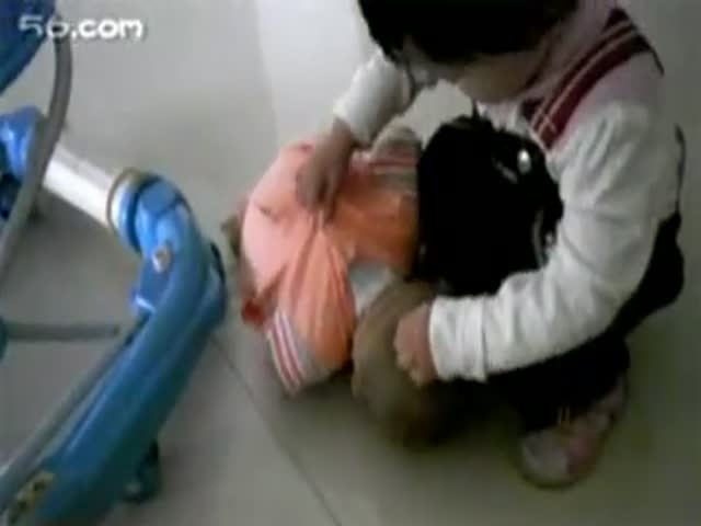 狂虐嬰兒視頻引發(fā)社會憤怒，道德和法律界限不可逾越