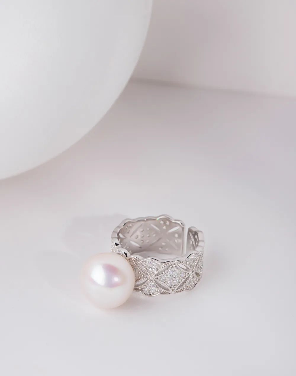 2024最新款戒指,探索小巷中的寶藏，2024最新款戒指