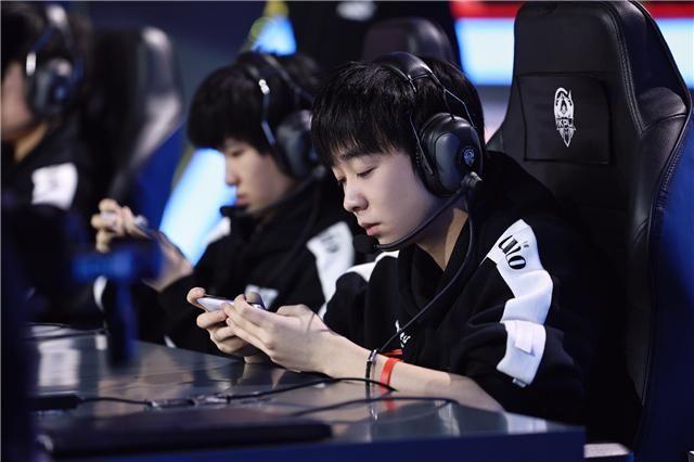 KPL秋季賽最新戰(zhàn)報(bào)，賽場(chǎng)風(fēng)云激蕩，觀點(diǎn)探析全面呈現(xiàn)