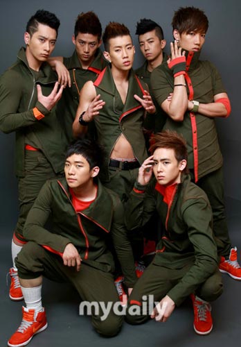 韓國2PM組合最新動態(tài)，小巷音樂風(fēng)暴與隱藏小店探秘