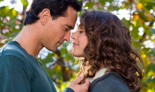 時代變遷下的新型親吻，情感表達的新方式