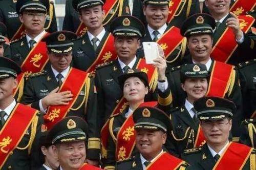 軍官轉(zhuǎn)業(yè)政策最新探索，小巷獨(dú)特風(fēng)味與轉(zhuǎn)業(yè)安置新動向