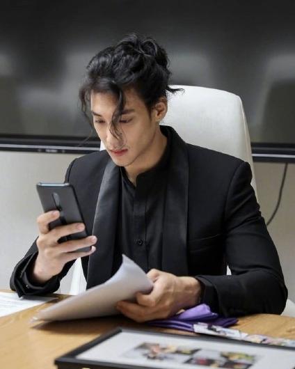 張演員男的舞臺與熒屏之旅，學(xué)習(xí)成長與自信光芒的展現(xiàn)