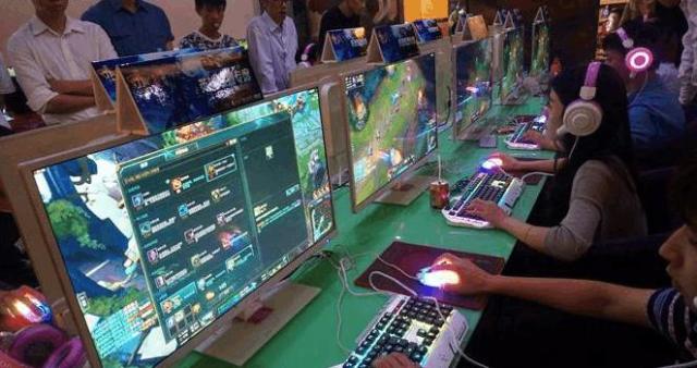 網(wǎng)吧LOL比賽，小巷中的熱血戰(zhàn)場激戰(zhàn)開啟！