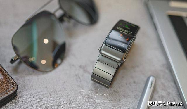 華為最新款手環(huán)，愛的日常，溫馨的陪伴紐帶