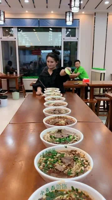 智能面食競(jìng)技盛宴，全新科技引領(lǐng)吃面條比賽風(fēng)潮！