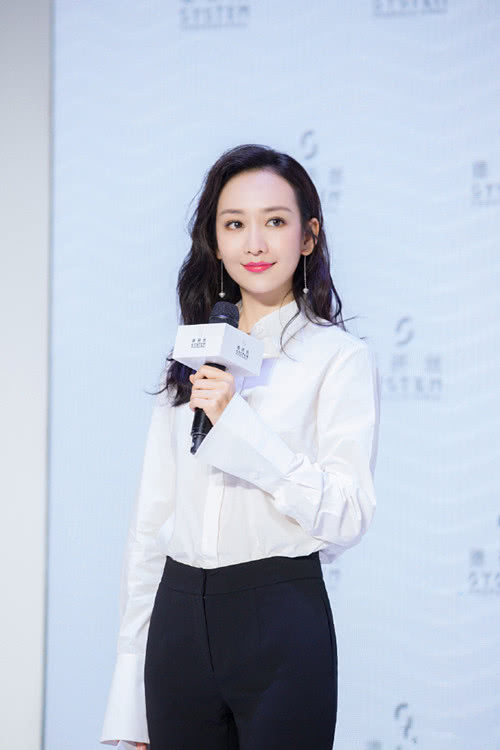 王鷗明星大偵探造型，自然美景中的心靈探索之旅