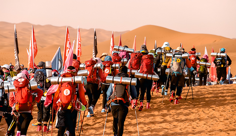 沙海競(jìng)速，沙漠比賽中的歡樂(lè)與同伴時(shí)光