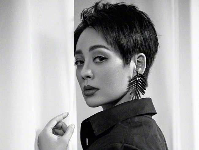 成旭演員，科技之光下的生活重塑者