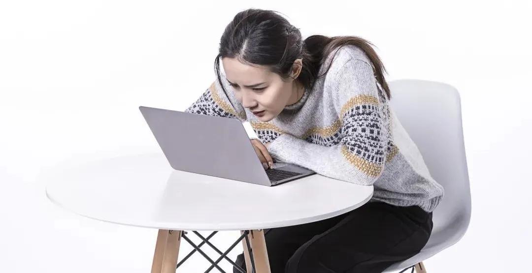 駝背男明星的人生舞臺，身體特征與星光熠熠的輝煌探索