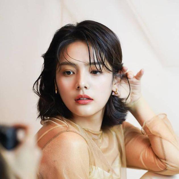 韓國年輕女演員引領(lǐng)科技潮流，未來高科技產(chǎn)品的魅力展示