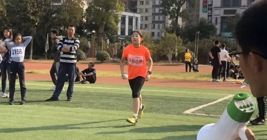 小蝸牛的田徑夢，綠意盎然賽場上的奇遇之旅