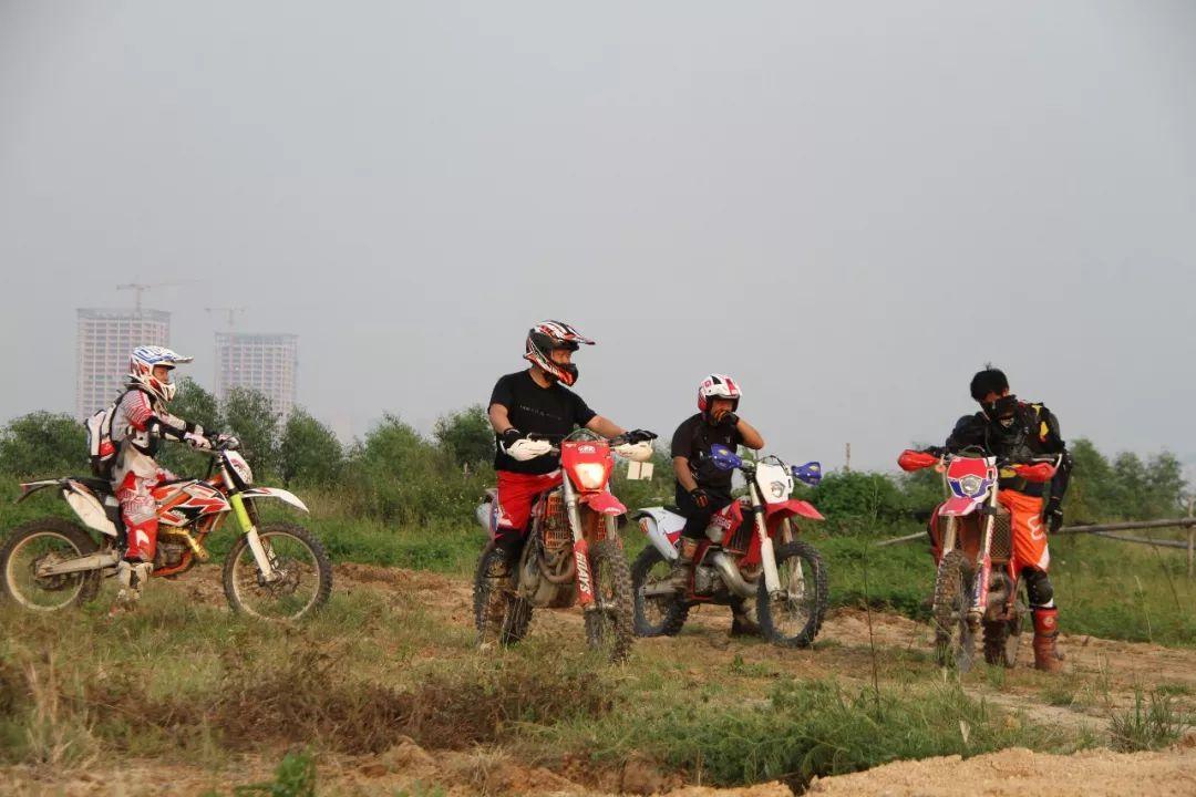 越野摩托車(chē)比賽，小巷中的熱血激情與神秘探險(xiǎn)之旅