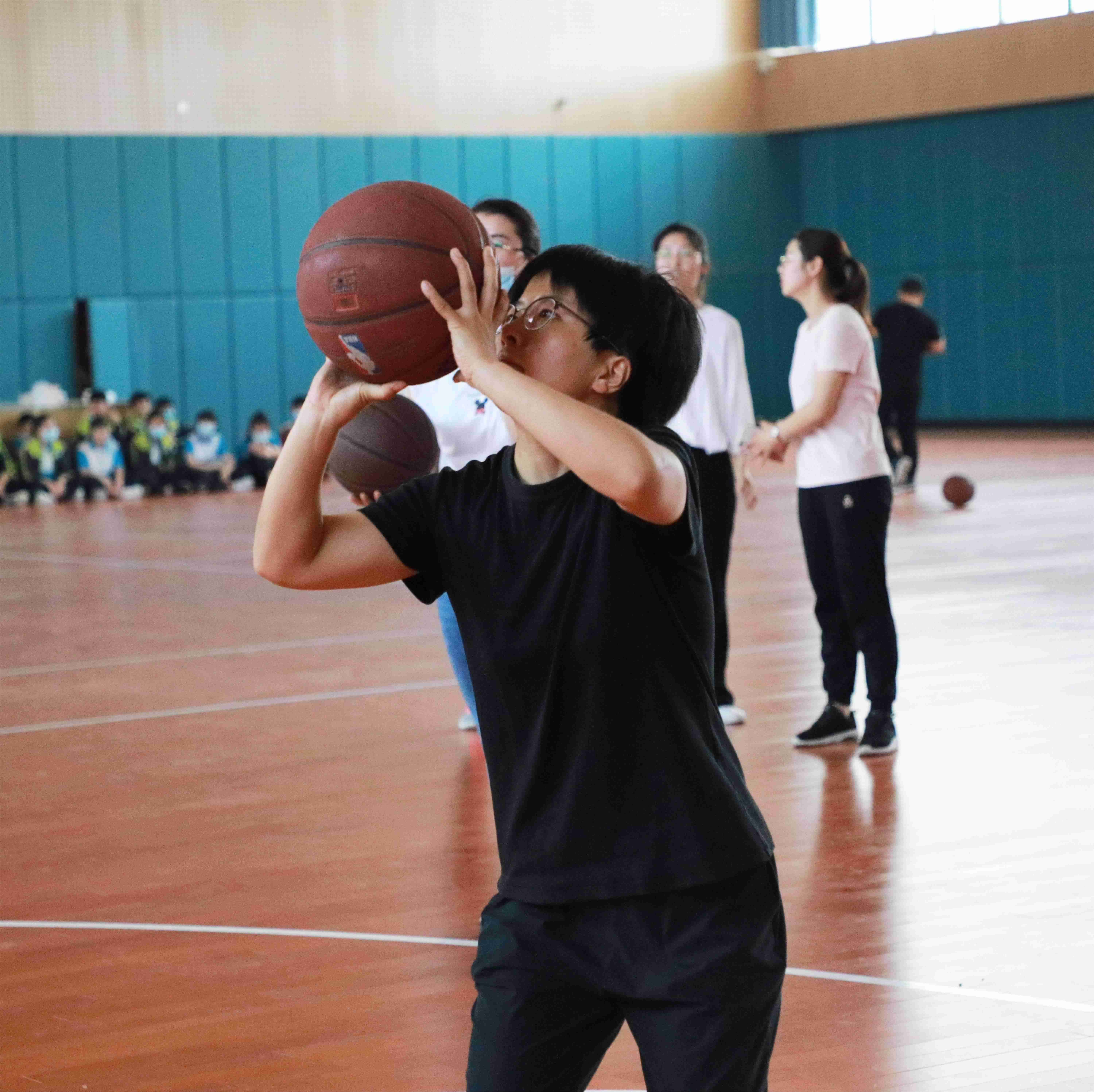 個(gè)人投籃比賽，班級(jí)競(jìng)技風(fēng)采展示