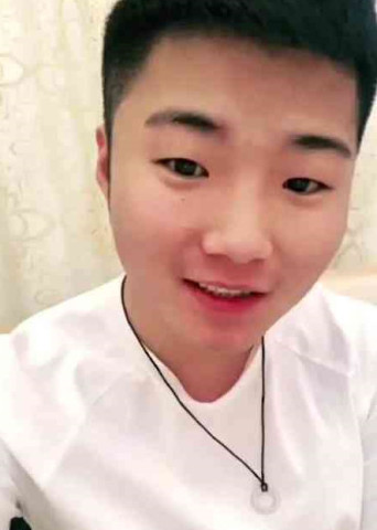 白小白最新時尚活力照片曝光，捕捉魅力瞬間