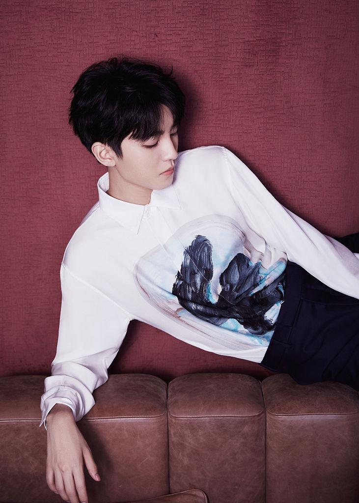 王俊凱最新寫真，陽光下的青春風(fēng)采