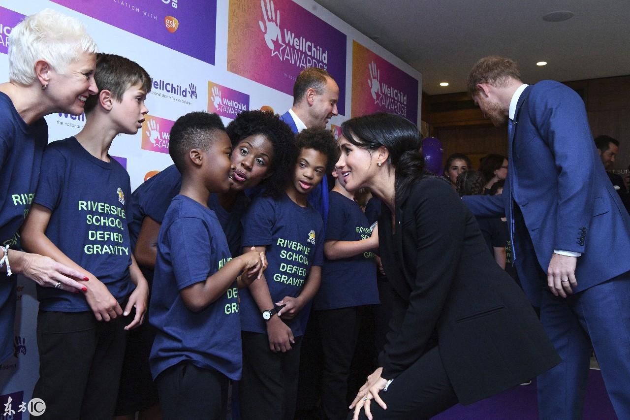 英國王妃凱特最新服裝引領(lǐng)時尚潮流，英倫風(fēng)尚再燃！