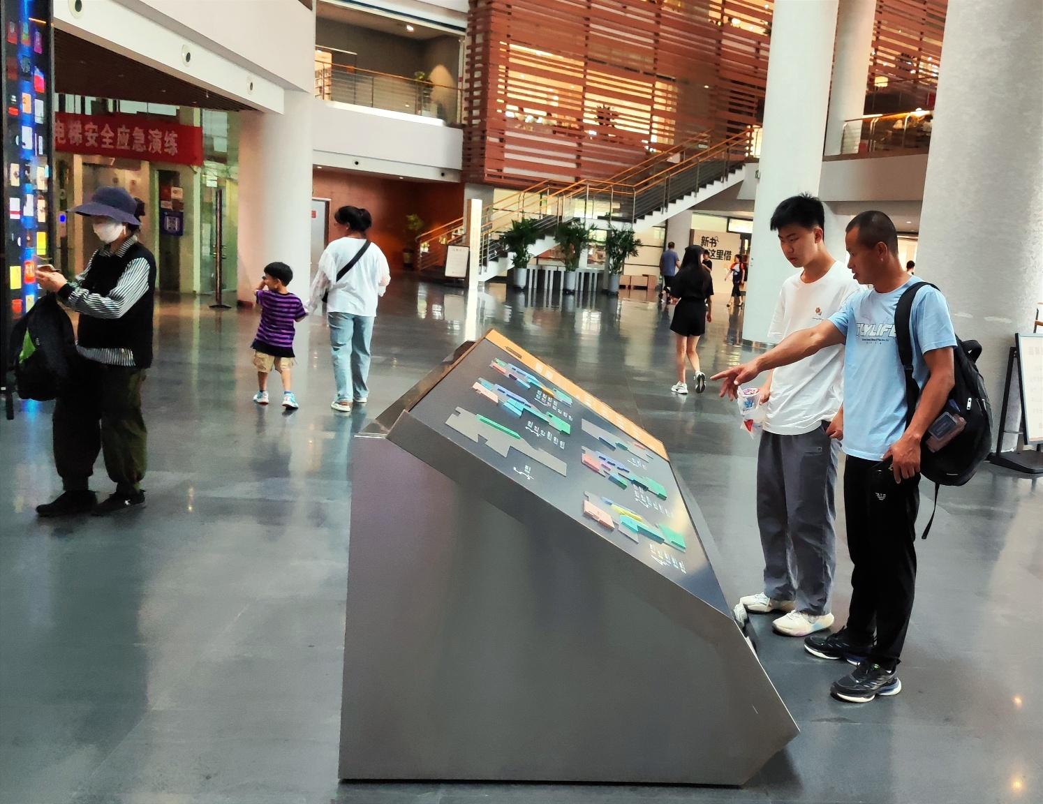 最新圖書信息，價(jià)值與爭議并存的影響探討