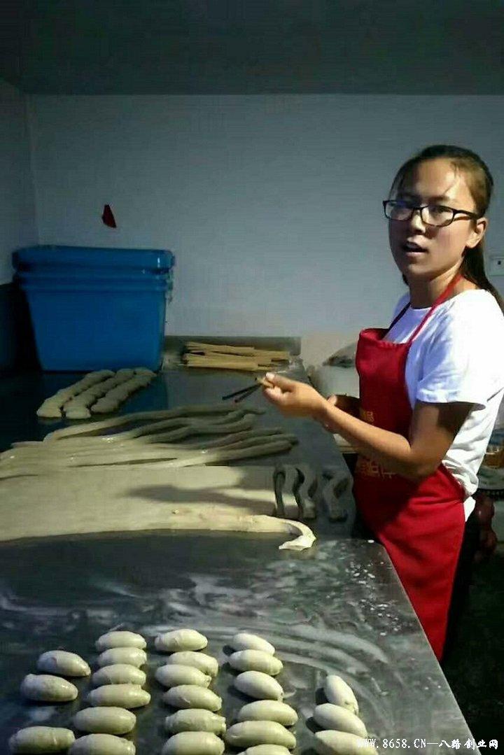 革新烘焙工藝，引領(lǐng)行業(yè)新潮流，最新烤面筋機亮相！