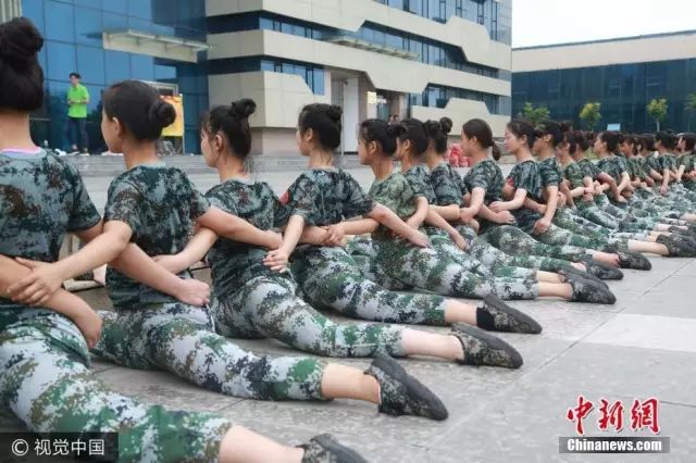 獨家揭秘，探索小巷深處的軍訓新風尚——2025軍訓最新視頻亮相！
