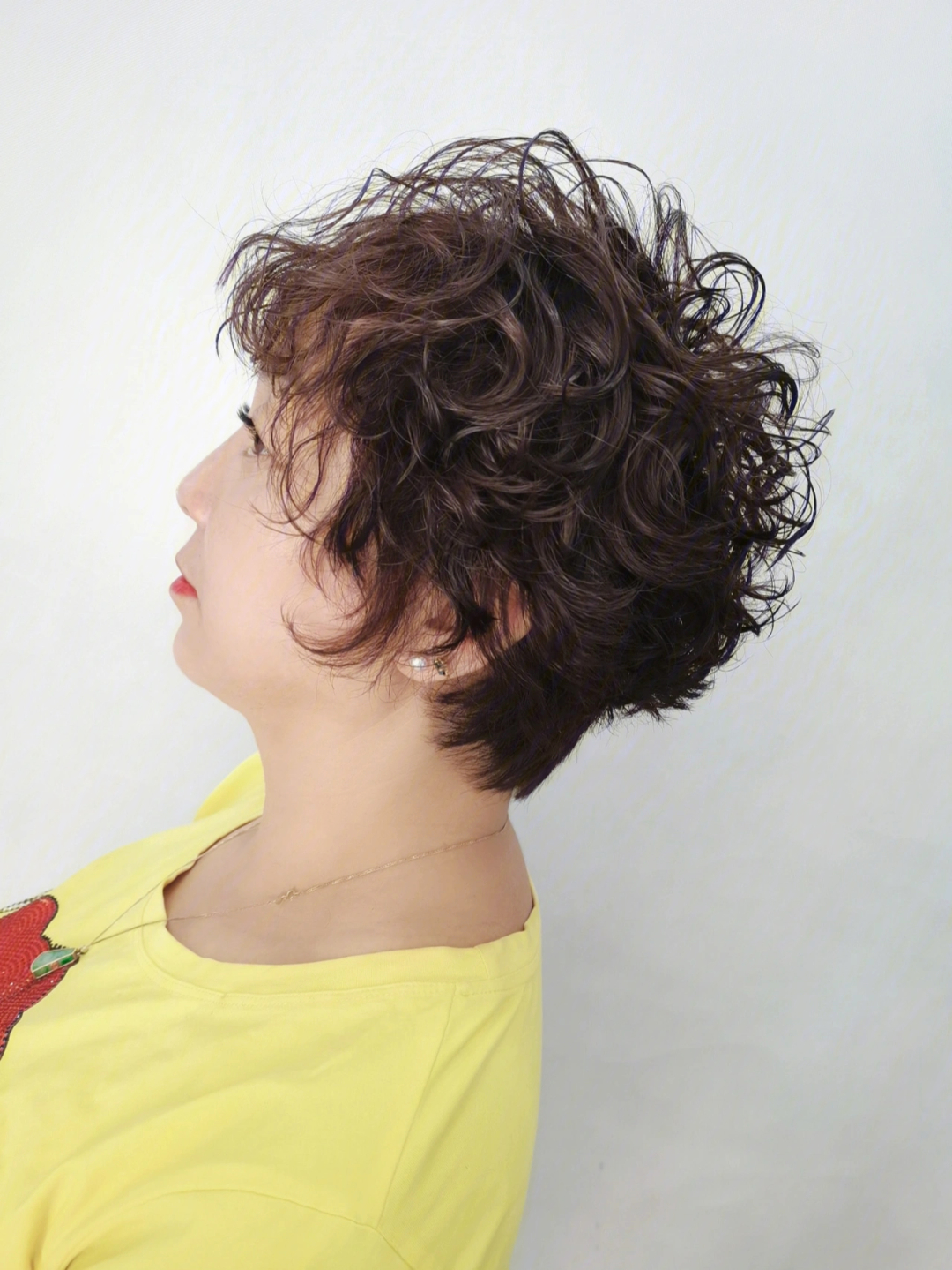 最新短發(fā)燙發(fā)造型，時尚界的火熱焦點(diǎn)！