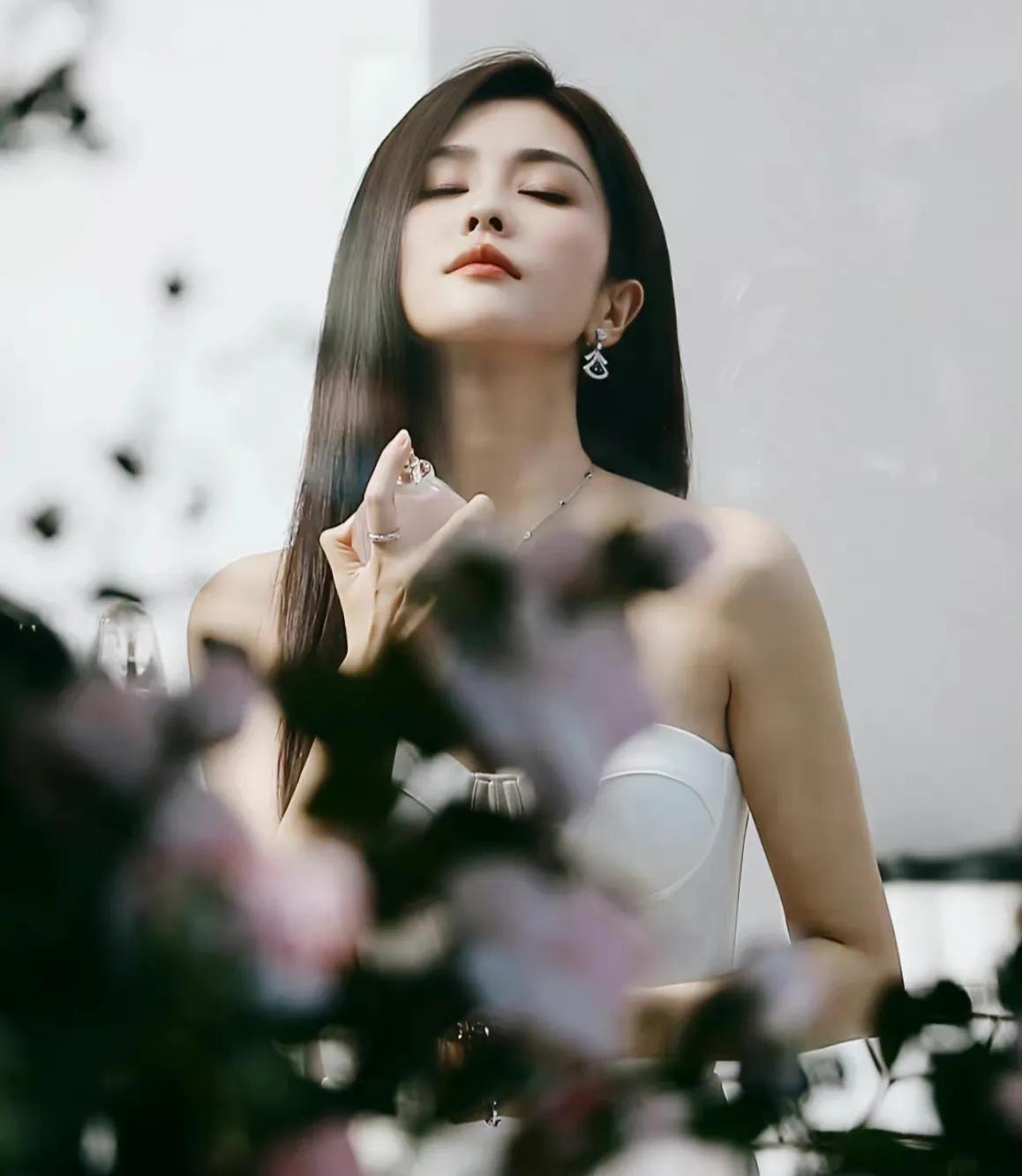 劉雯最新壁紙，時尚魅力的完美展現(xiàn)