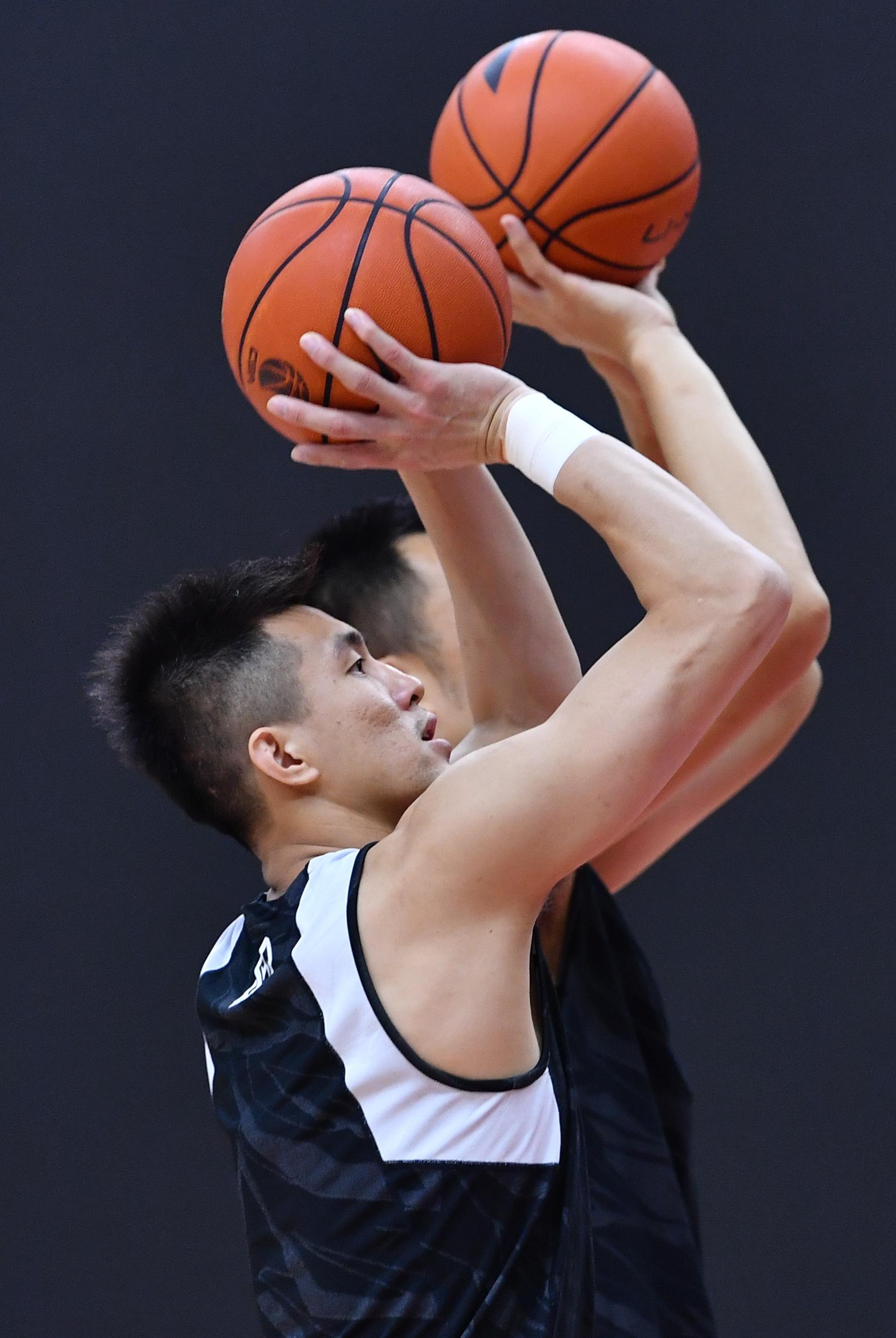 郭艾倫最新照片，籃球場上的風(fēng)云人物與勵志成長故事