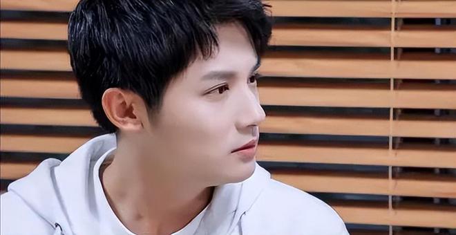 鄭業(yè)成最新行程揭秘，忙碌明星之旅的足跡